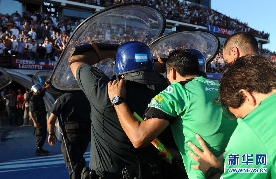  科隆球迷冲突导致比赛中断  